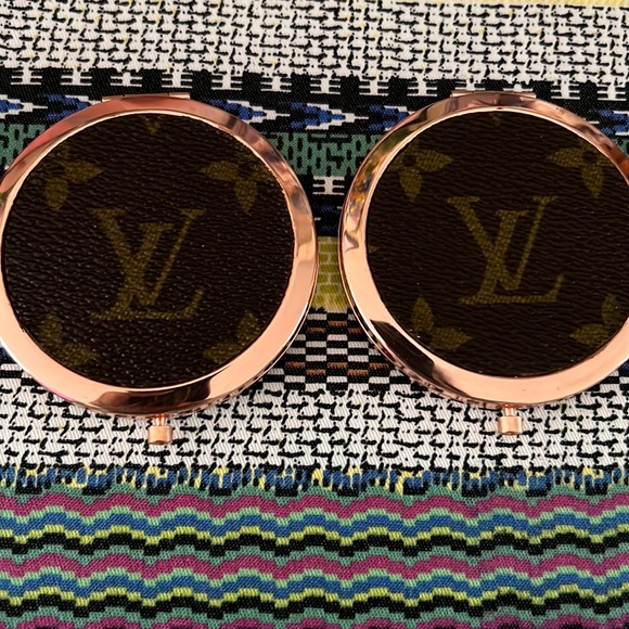 Compact Mirror - Picture 7 of 10